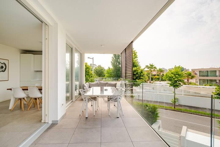 Apartment Luma With Pool Lido di Jesolo Exteriör bild