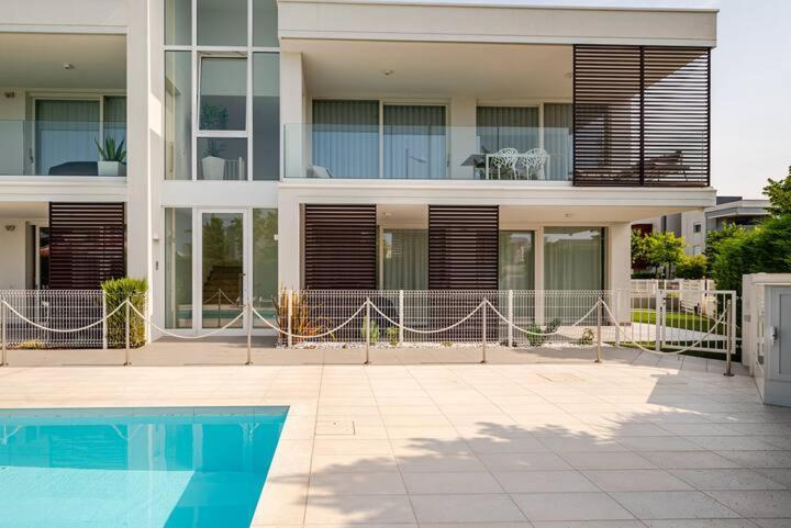 Apartment Luma With Pool Lido di Jesolo Exteriör bild